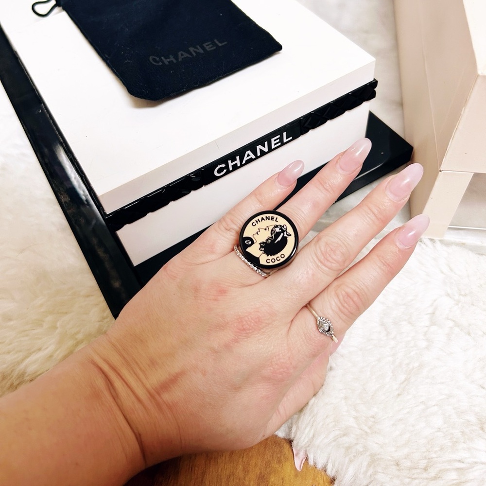 Authentic Chanel RARE Vintage 2003 Pink / Black Coco Chanel Acrylic Ring - Picture 12 of 14